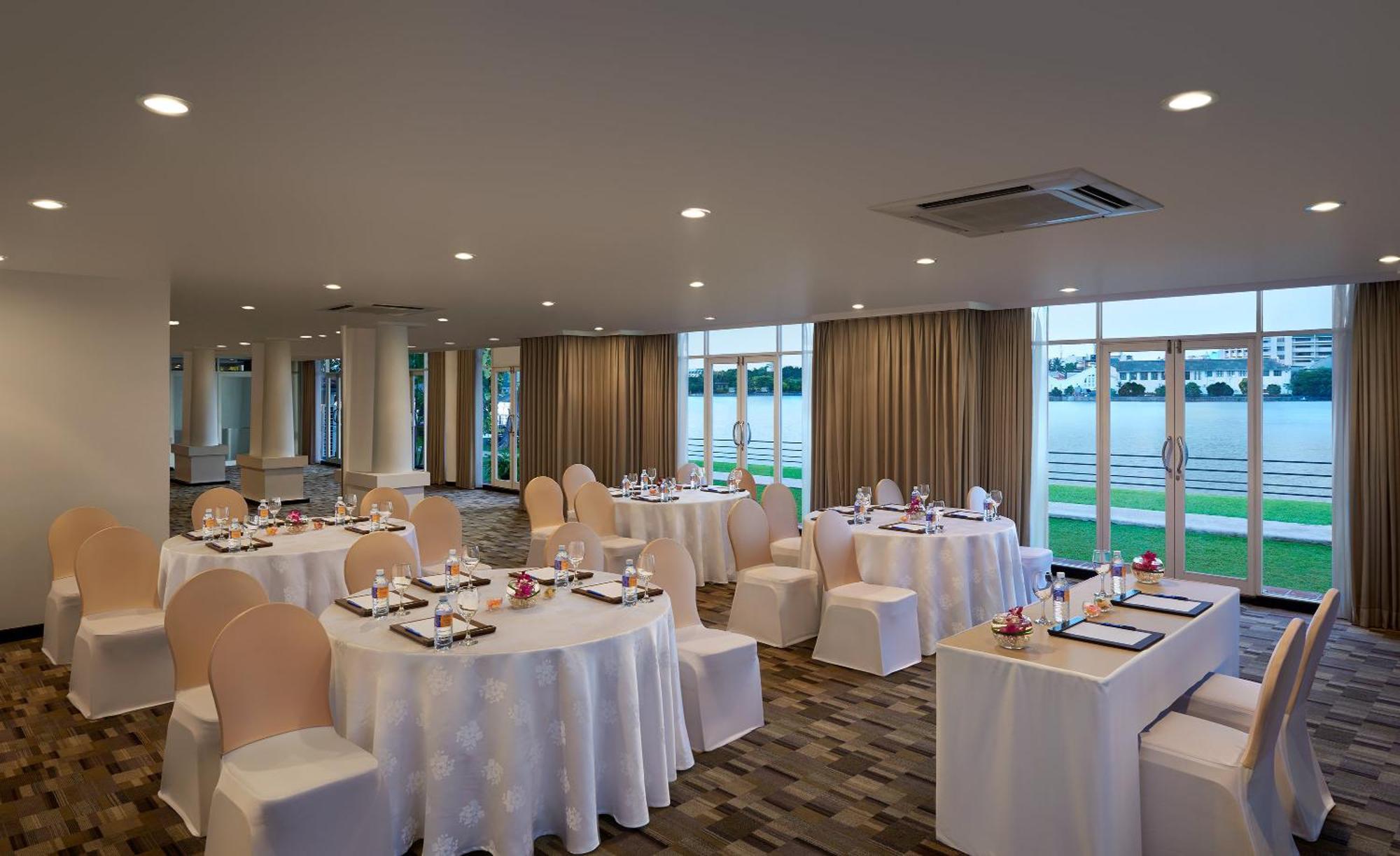 Cinnamon Lakeside Colombo Exterior foto Meeting room