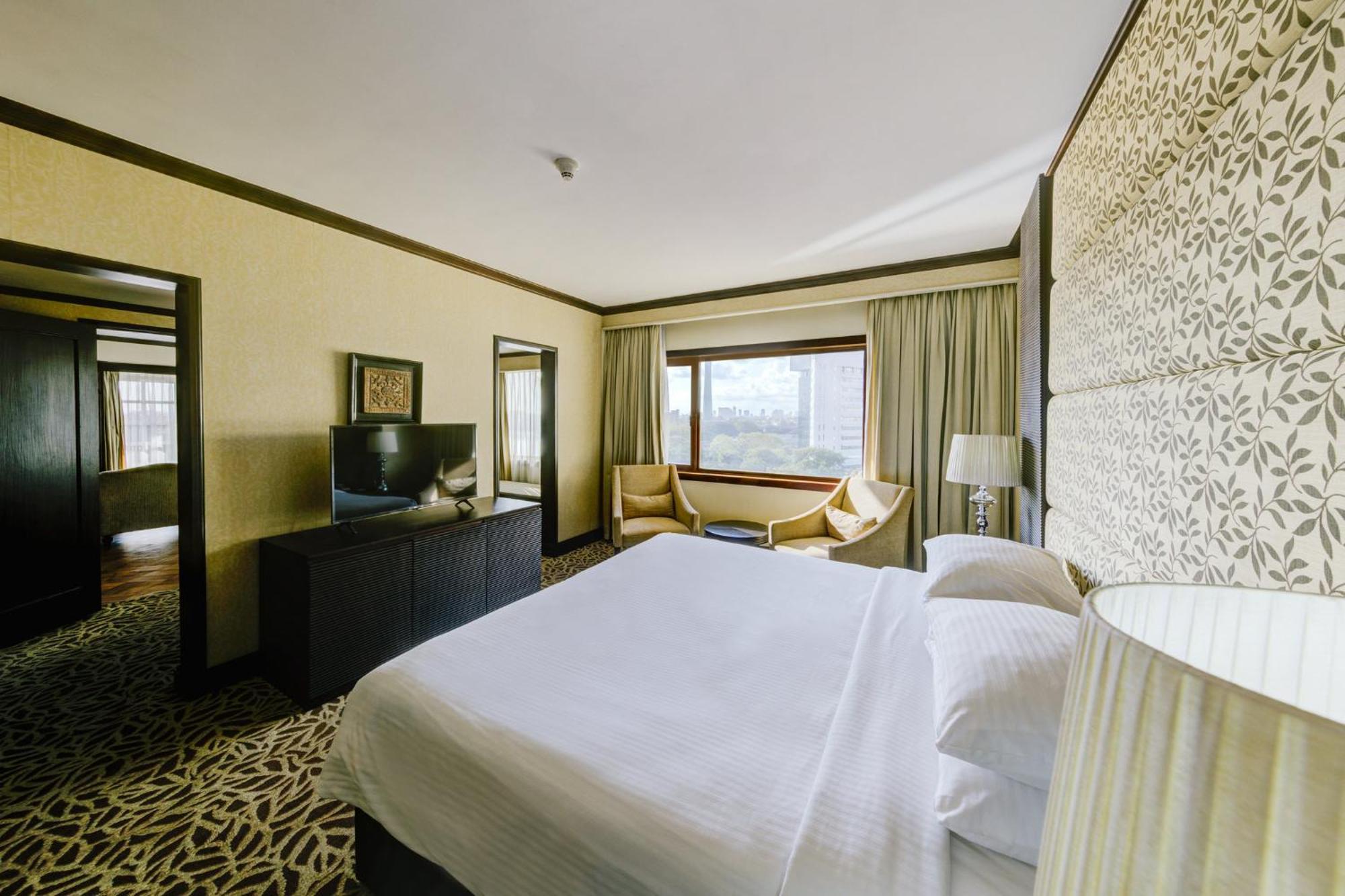 Cinnamon Lakeside Colombo Exterior foto A bedroom at the hotel