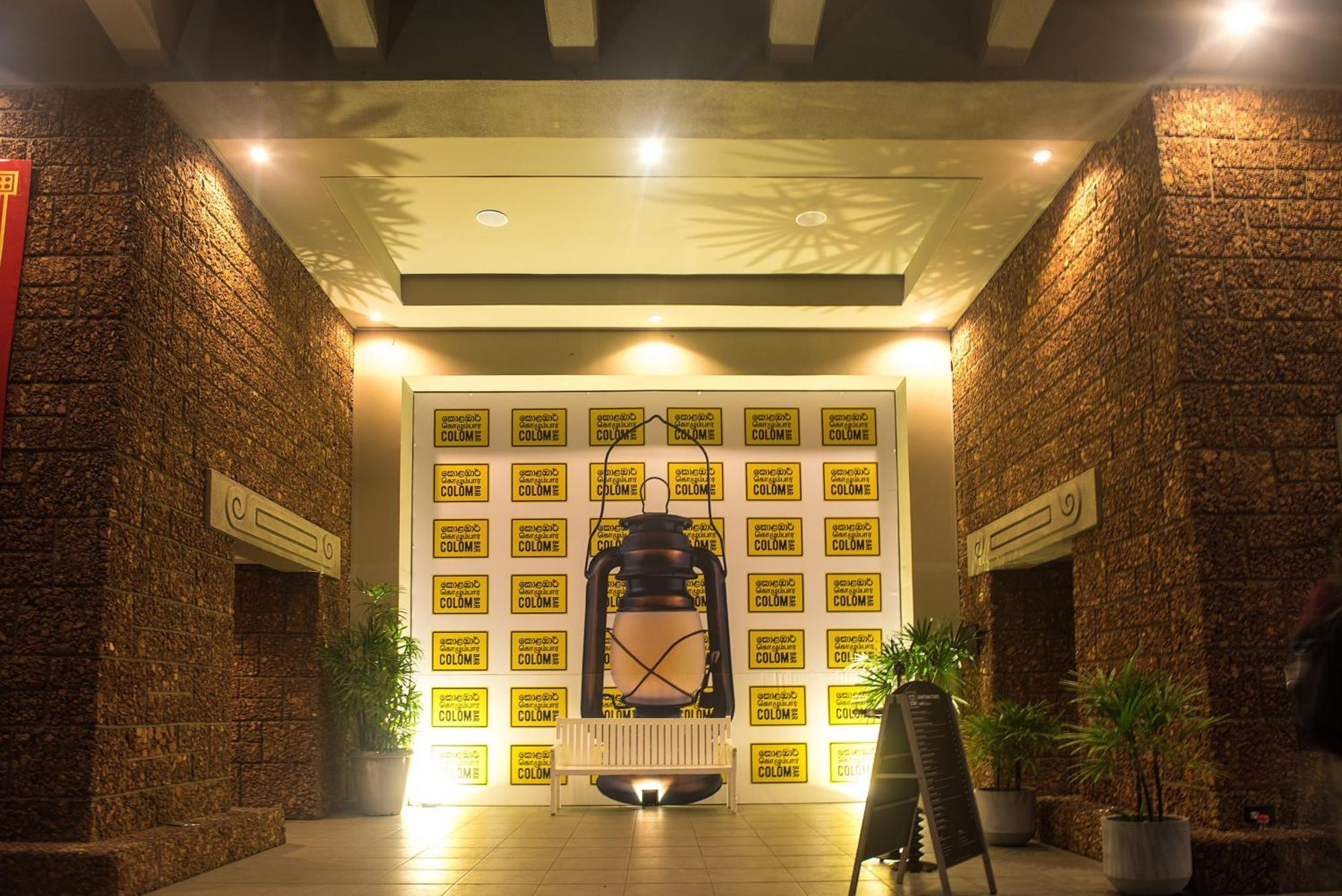 Cinnamon Lakeside Colombo Exterior foto The lobby of the hotel