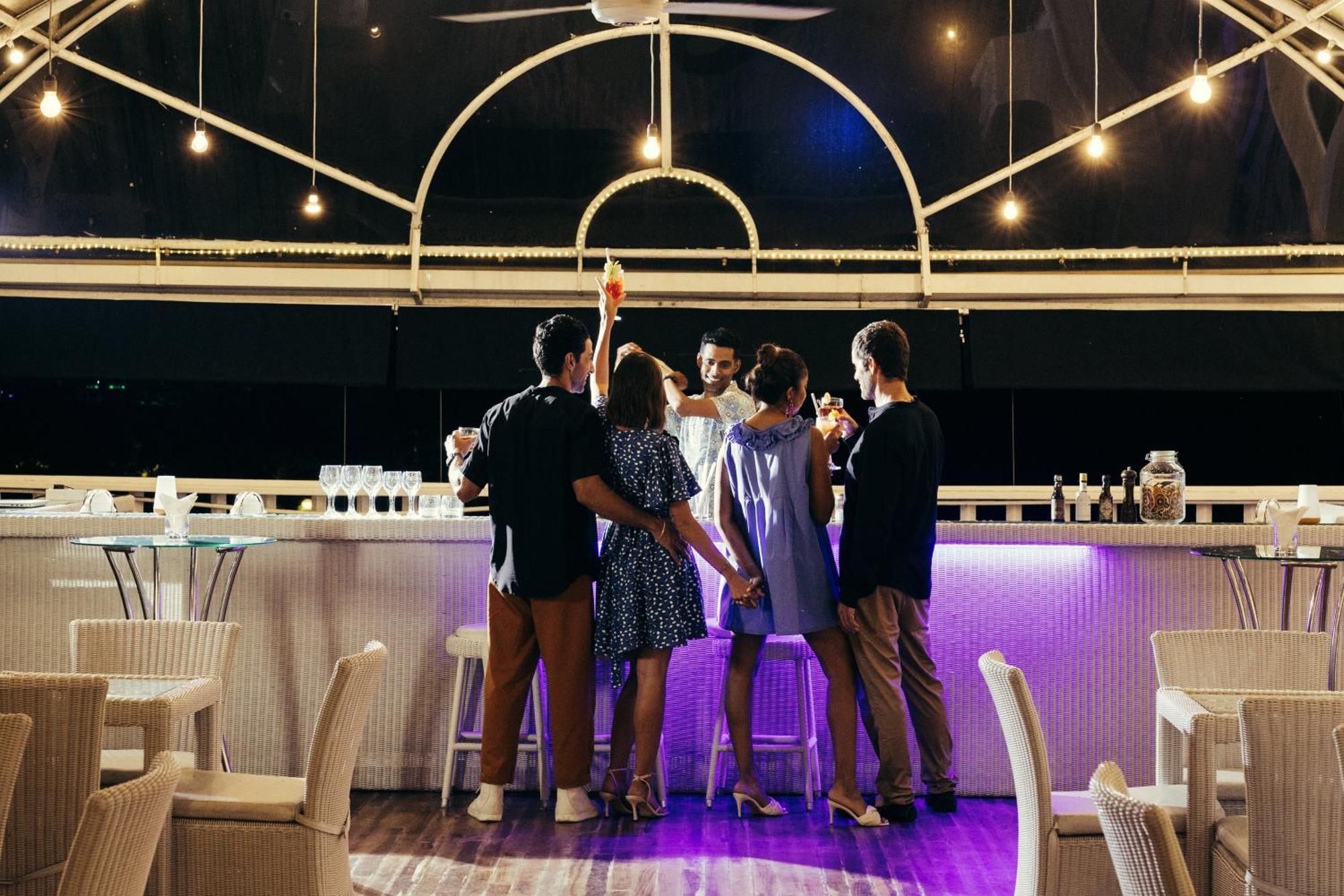 Cinnamon Lakeside Colombo Exterior foto The bar at the top of the hotel